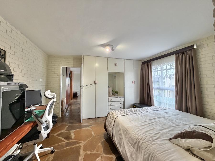 4 Bedroom Property for Sale in Wavecrest Eastern Cape
